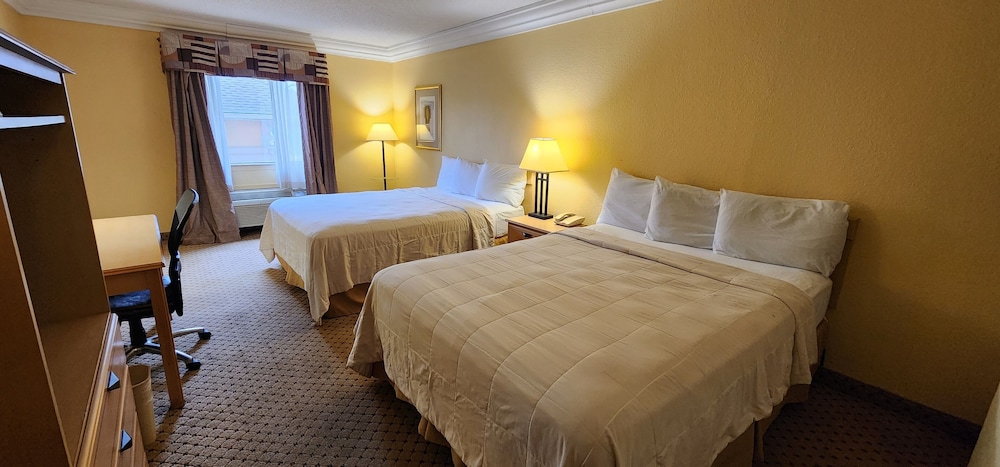 Room, 2 Queen Beds, Non Smoking - Photo 6