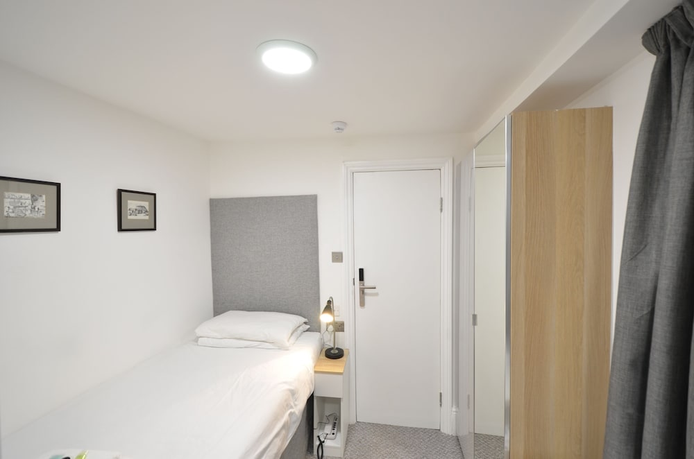 Basic Single Room, Ensuite, Courtyard View (Very Small Single Studio)