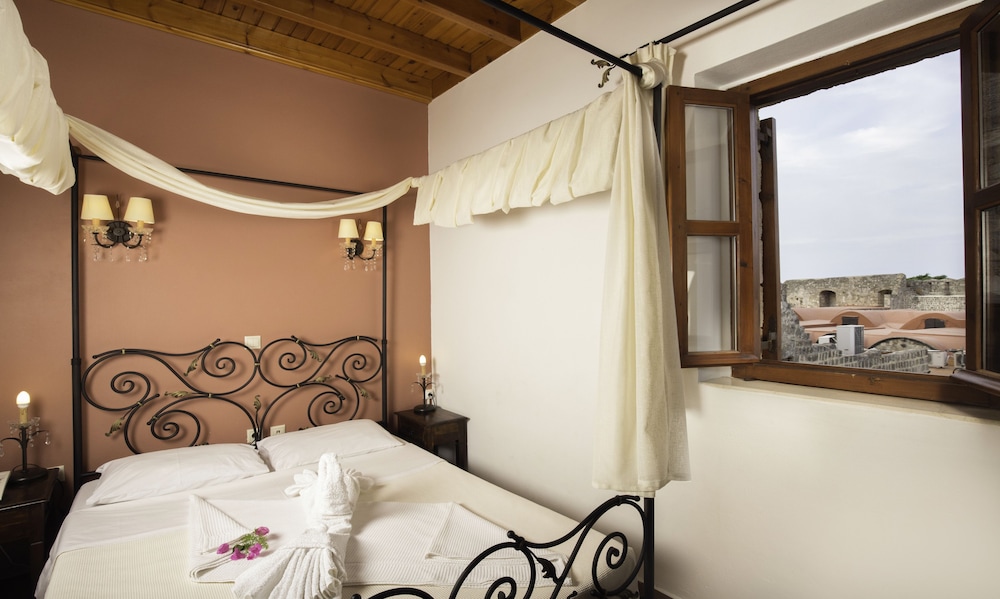 Superior Room, 1 King Bed photo 3