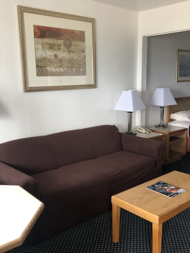 Standard Room, 1 Queen Bed photo 2