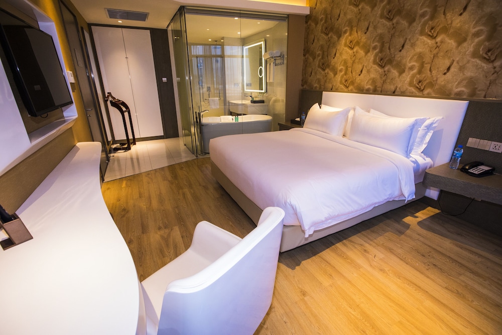 Suite (Mini) - Photo 1