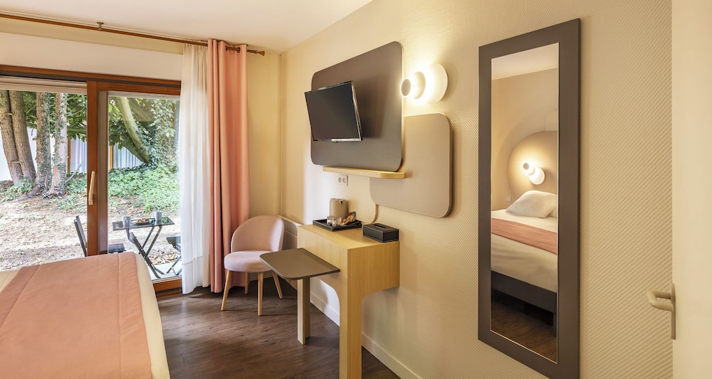 Standard Room, 1 Queen Bed, Non Smoking, Terrace - Photo 14