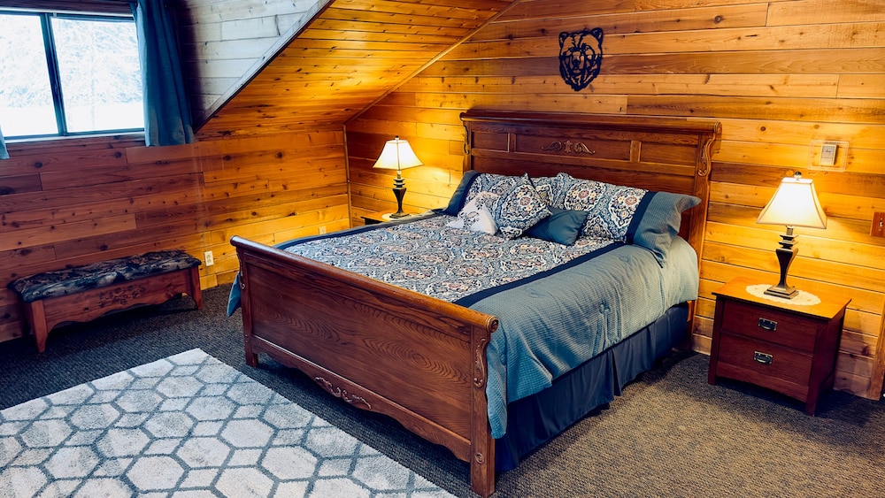 Deluxe Room, 1 King Bed, Non Smoking, Private Bathroom