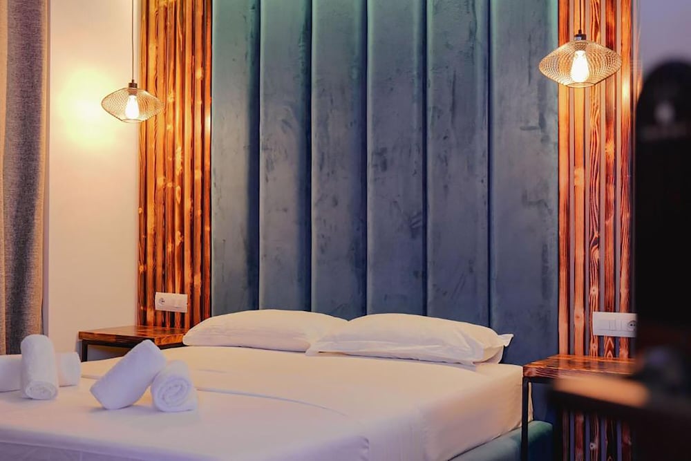 Deluxe Double Room, 1 King Bed, Pool View