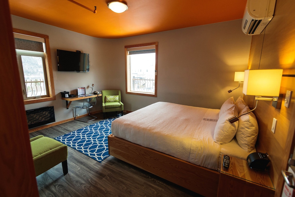 Deluxe Room, 1 King Bed, Mountain View photo 2