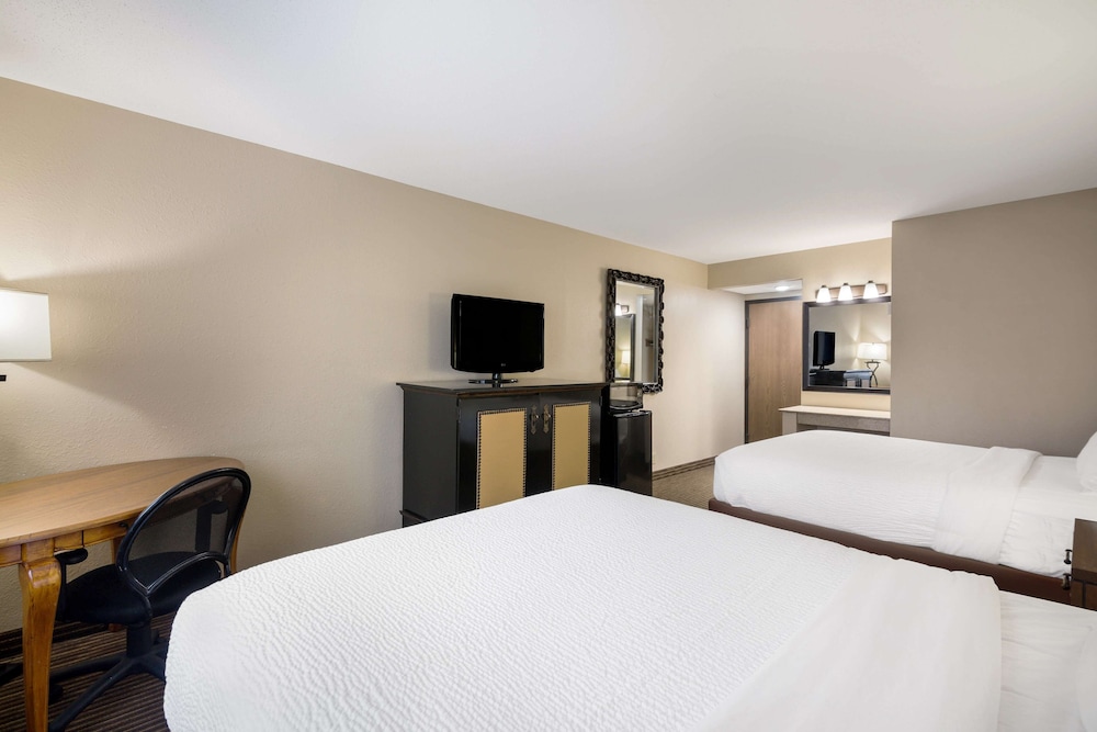 Standard Room, 2 Queen Beds, Non Smoking, Refrigerator & Microwave (Pet Friendly) - Photo 3