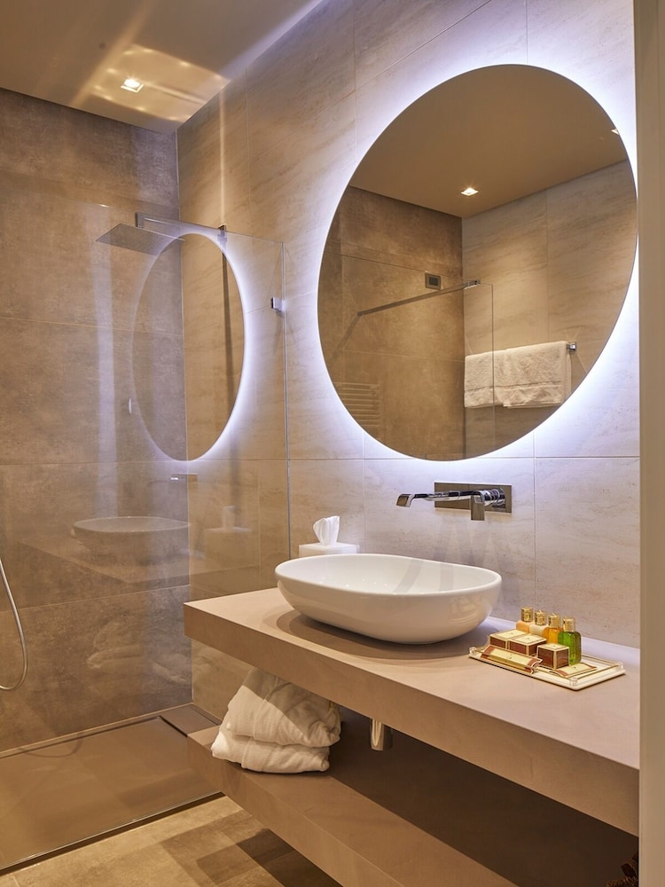 Double Executive Room (lake view) - Photo 7