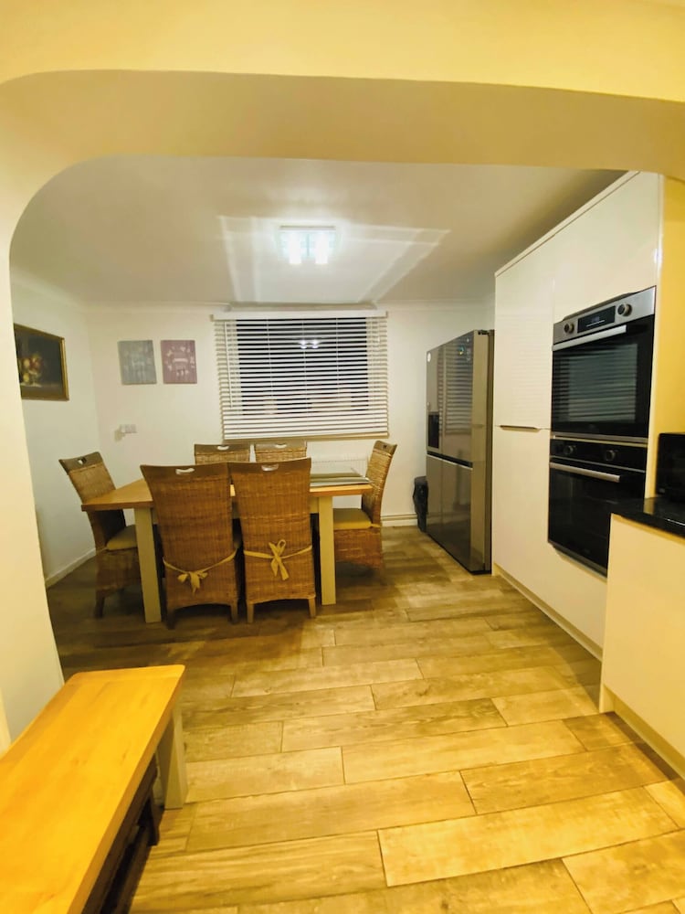 Relax in This Charming East Cowes House With Garden and BBQ, Zdjęcie 9