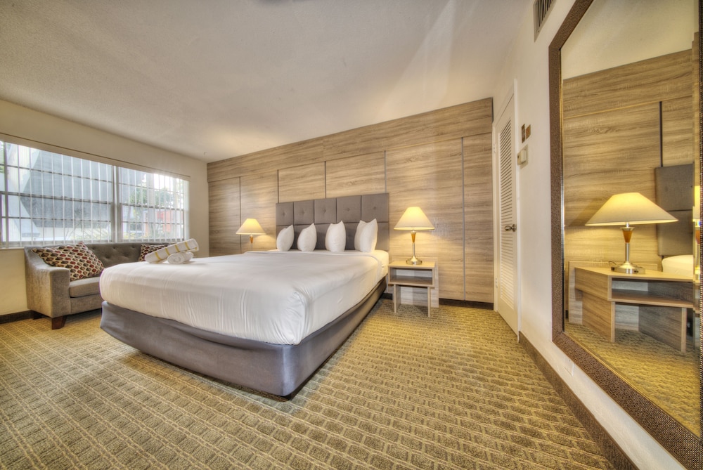 Deluxe Room, 1 King Bed photo 3