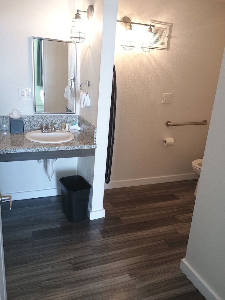 Queen Room Diasability Access - Photo 3