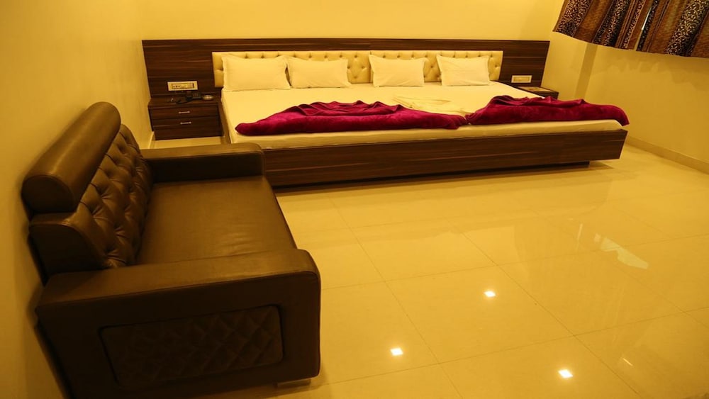 City Quadruple Room, 2 Double Beds, Private Bathroom, City View photo 2