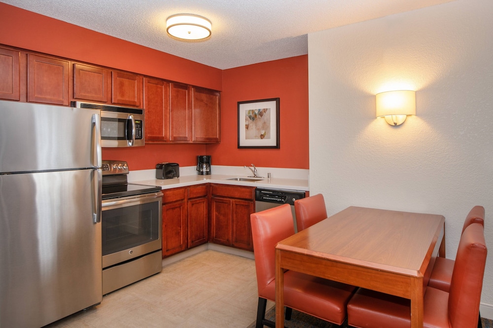 Suite, 2 Bedrooms (Mobility/Hearing Access, Roll-In Shwr) - Photo 2