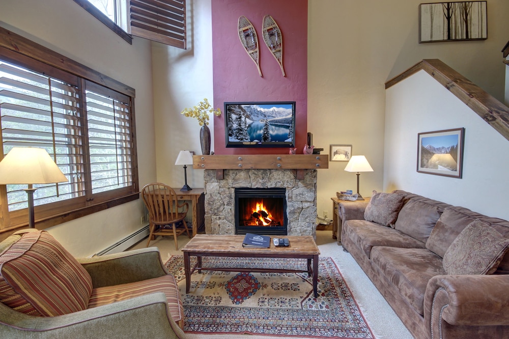 Design Townhome, 2 Bedrooms, Balcony, Partial Lake View (Seasons 1860)