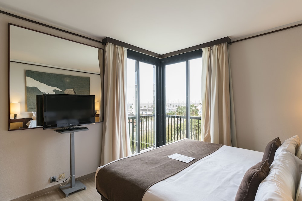 Superior Suite, 1 King Bed, Hot Tub, Sea View, photo 6