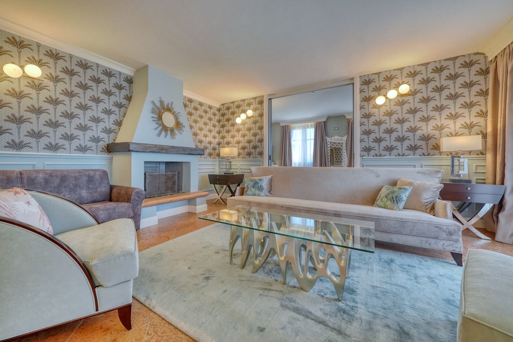 Executive Suite, 3 Bedrooms, Terrace, Lake View - Photo 9