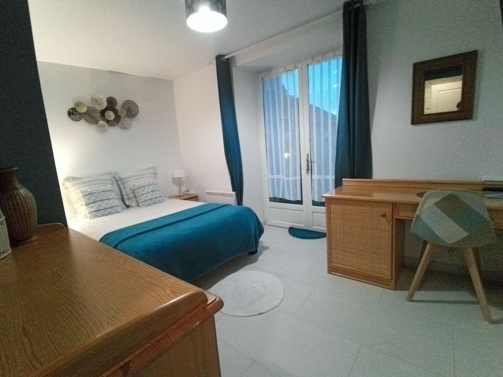 Comfort Room, Multiple Beds, Microwave photo 1