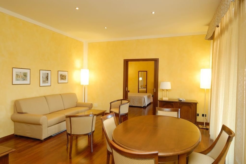 Junior Suite, 2 Queen Beds photo 3