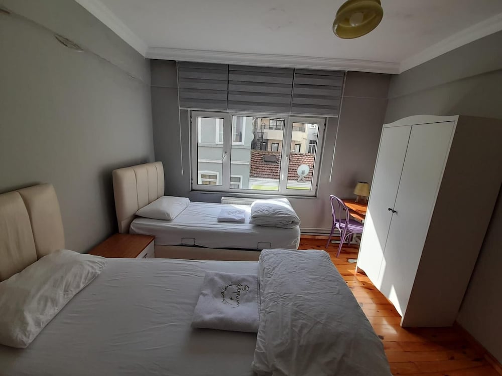 City Twin Room, 2 Twin Beds, Shared Bathroom photo 1