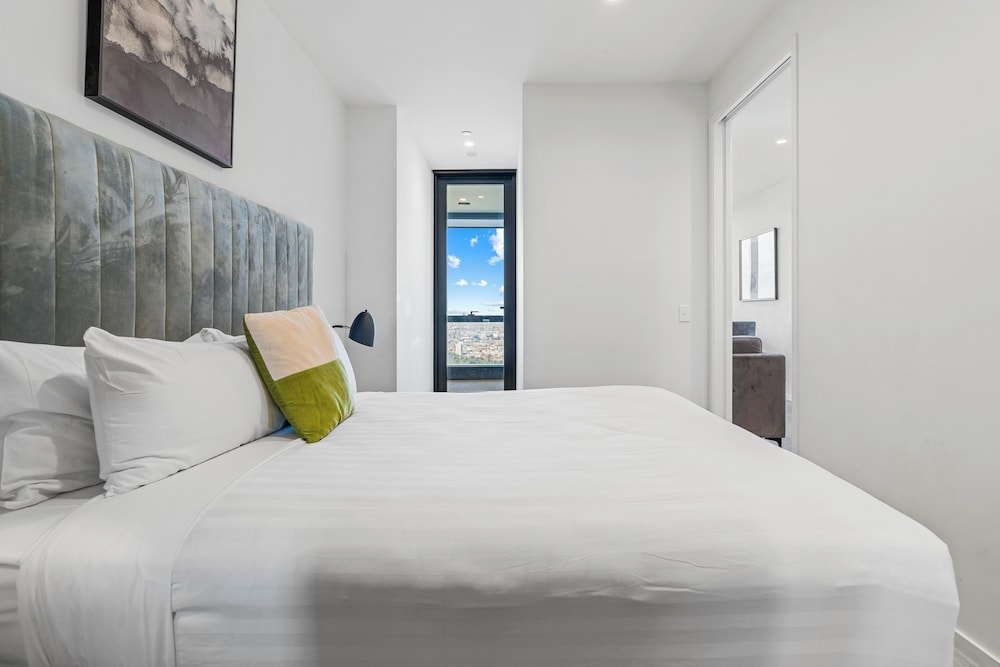 One Bedroom Apartment - Sky High - Photo 6