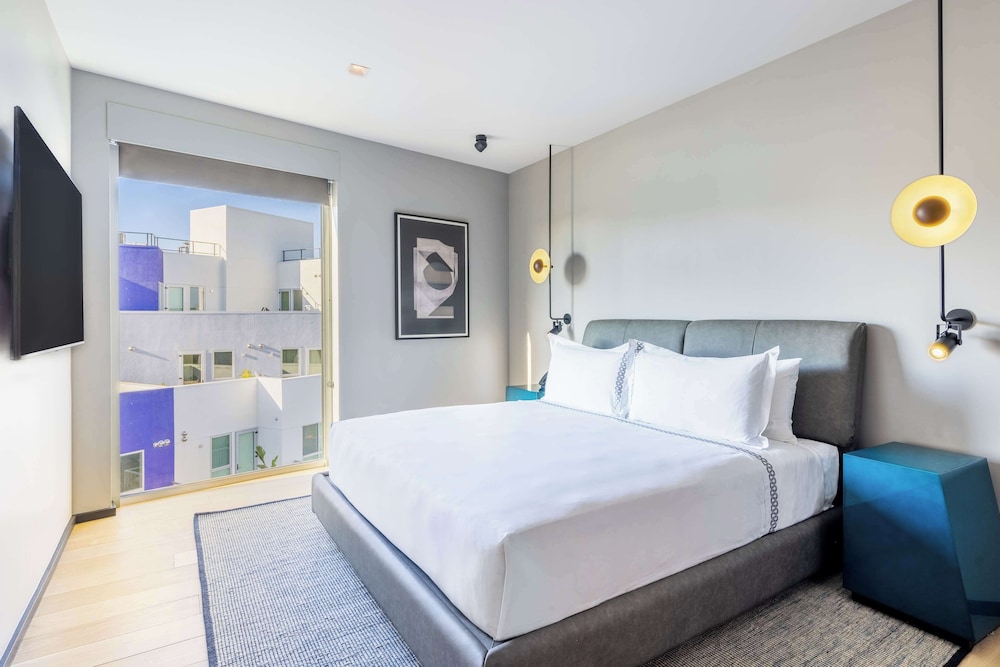 Premium Suite, 1 King Bed - Photo 4