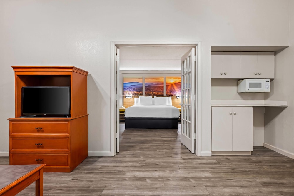 Full Suite, 1 King Bed, Non Smoking (One-Bedroom) - Photo 2