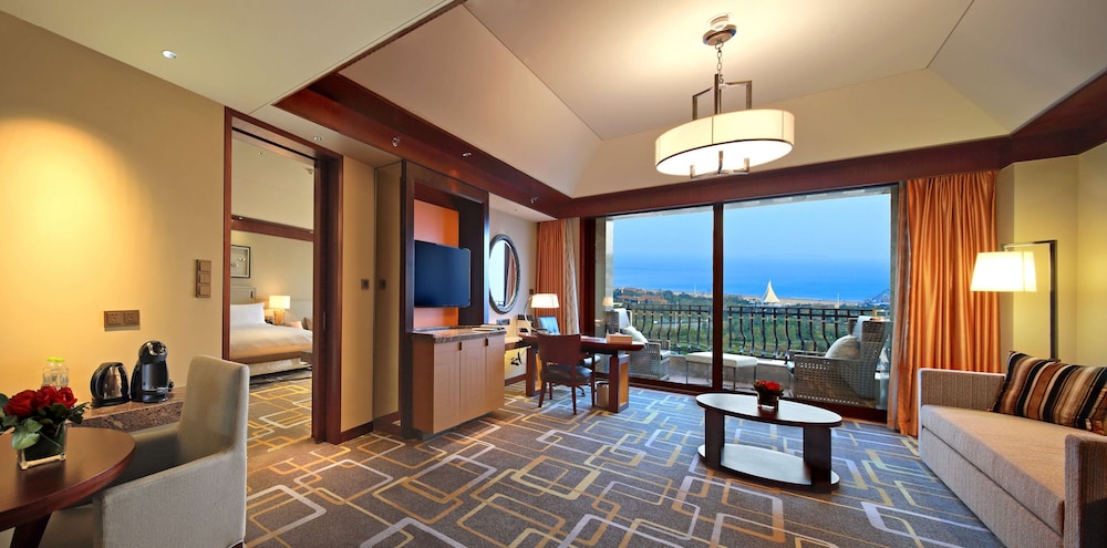 KING ONE BEDROOM SUITE WITH LOUNGE ACCESS photo 2