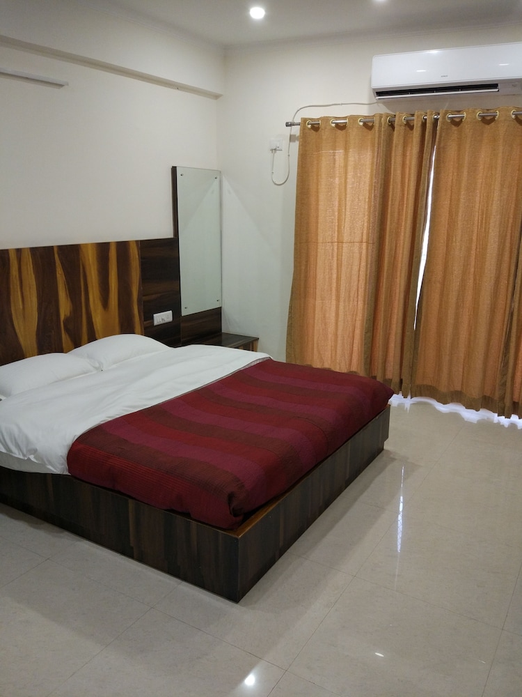 Deluxe Studio Suite, 1 King Bed, Accessible, City View photo 1