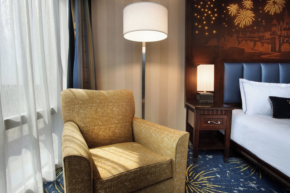 Premium Room, 2 Queen Beds Wheelchair Accessible With Tub And Handrail