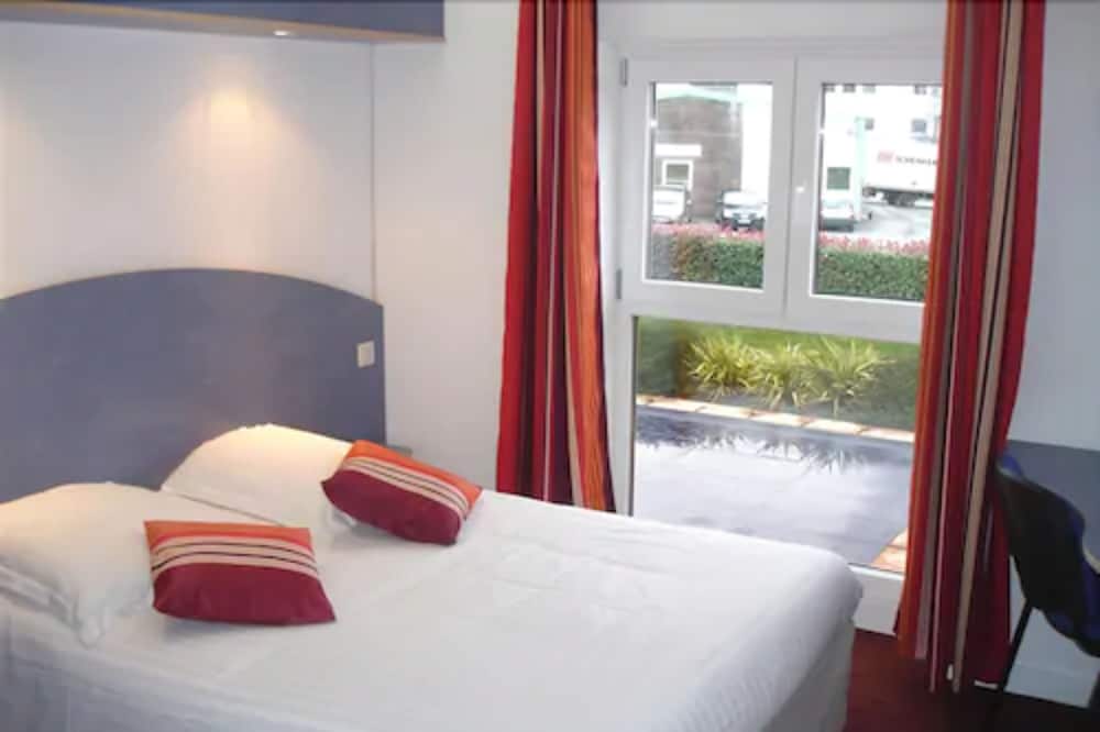 Superior Double Room, Bathtub photo 2