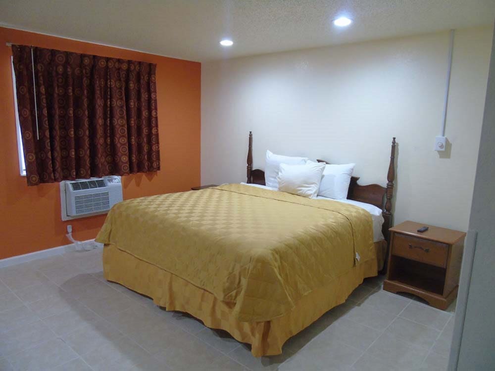 Basic Room, 1 King Bed, Smoking photo 1
