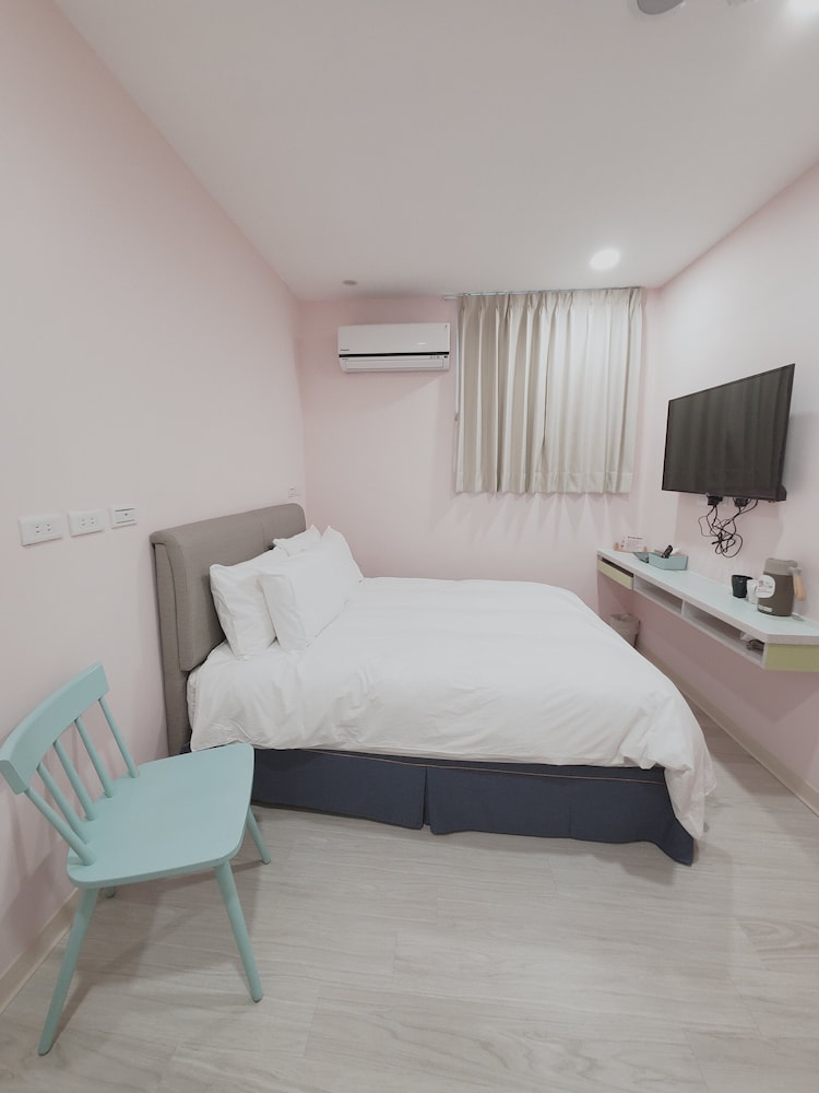 Standard Double Room, 1 Double Bed, Non Smoking, Bathtub - Photo 4