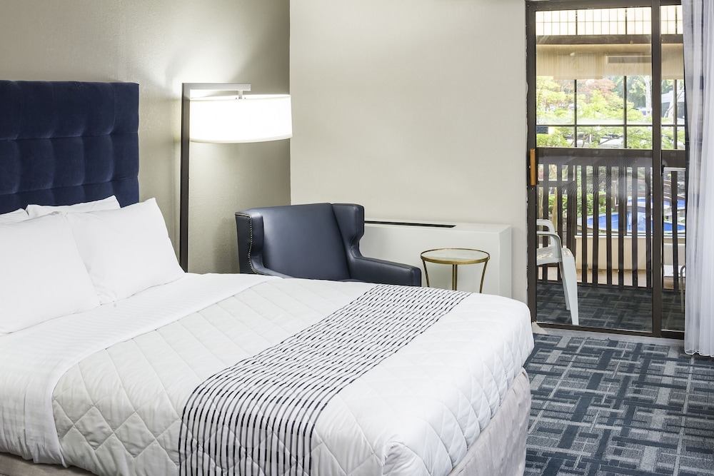 Standard Room, 2 Queen Beds - Photo 4