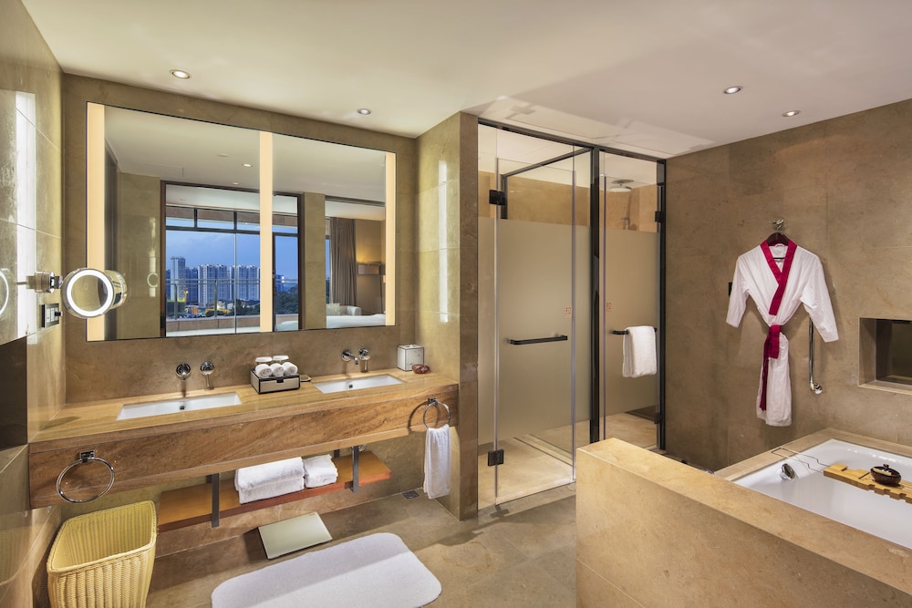 Corner Suite with Lounge Access thumbnail 5