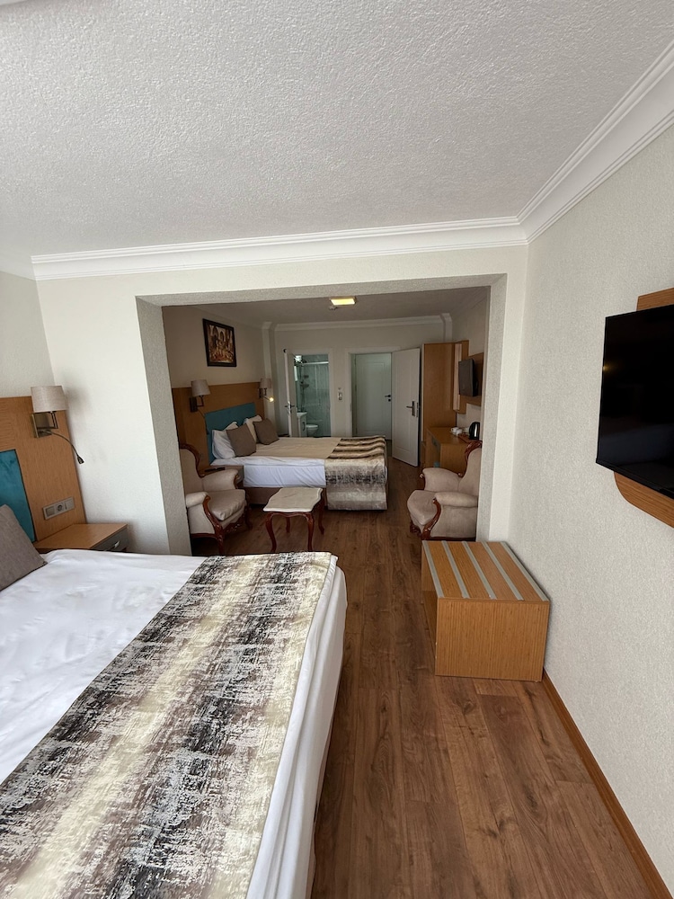 Family Room for Four People with Sea View and Balcony photo 3