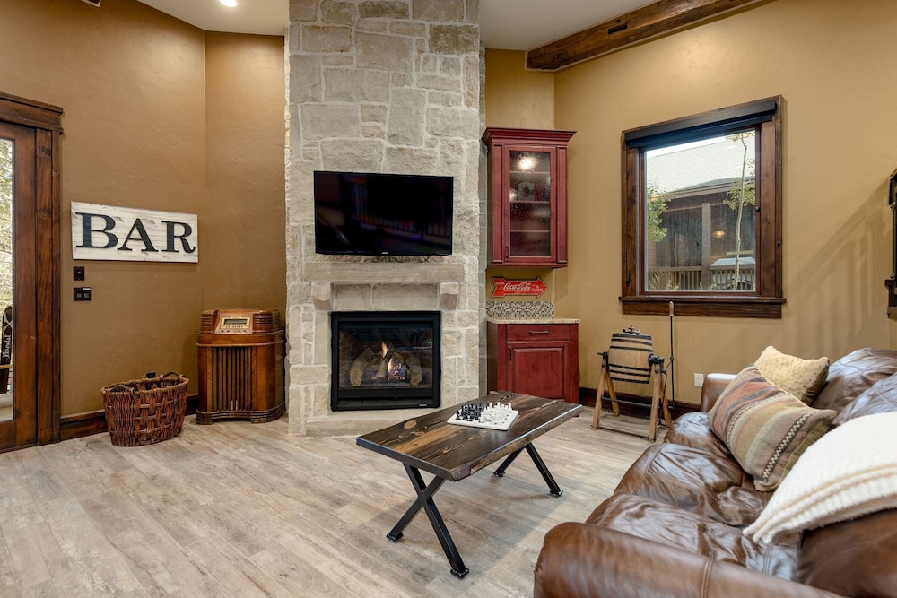 House, Multiple Bedrooms photo 3