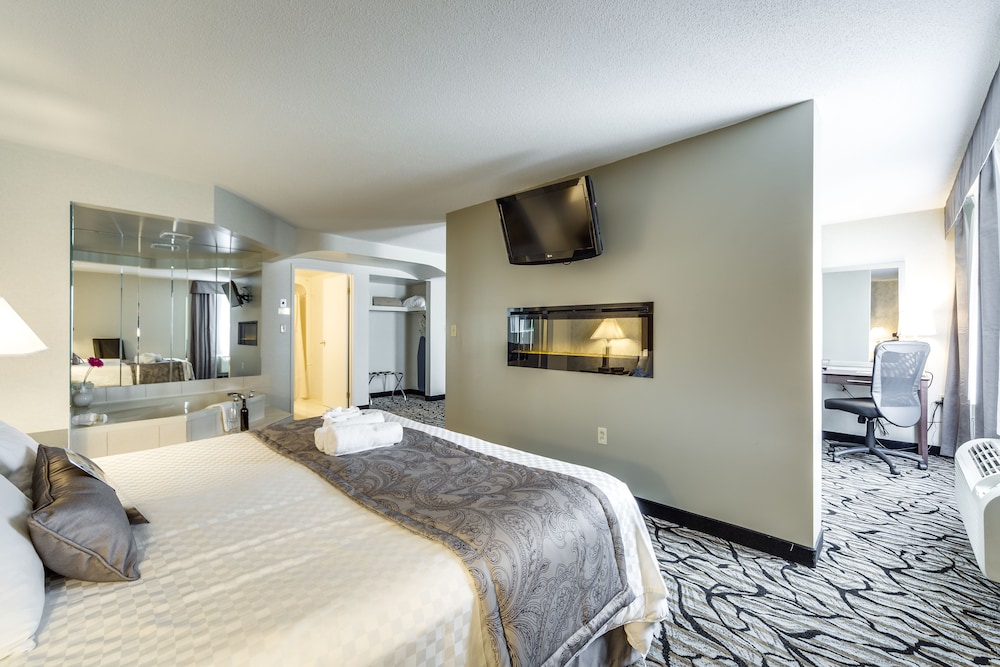 Deluxe King Suite with Jetted Tub-Separate Living Room - Photo 1
