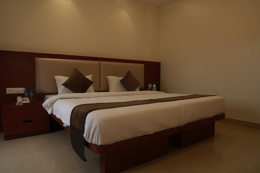 Deluxe Double Room with Balcony - Photo 12