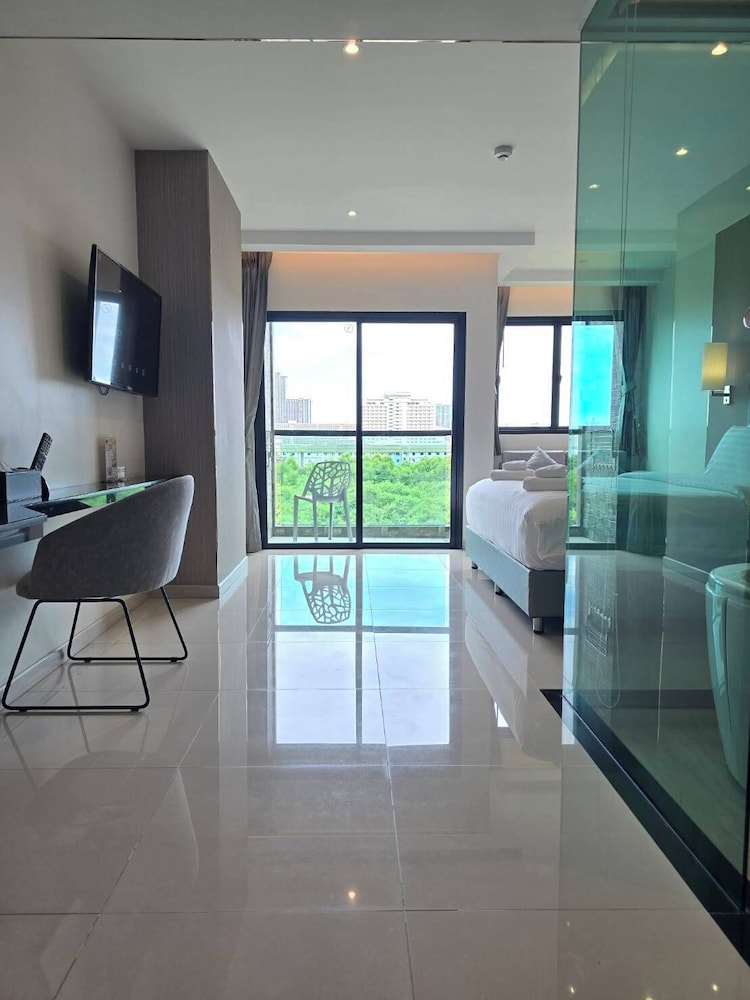 Suite with Balcony - Photo 4