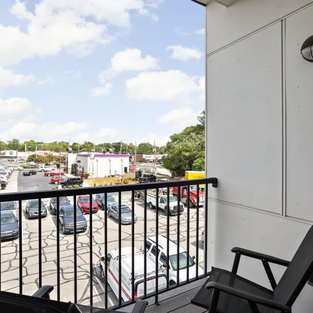 Cozysuites Spacious 2BR Next to Whole Foods, Photo 19