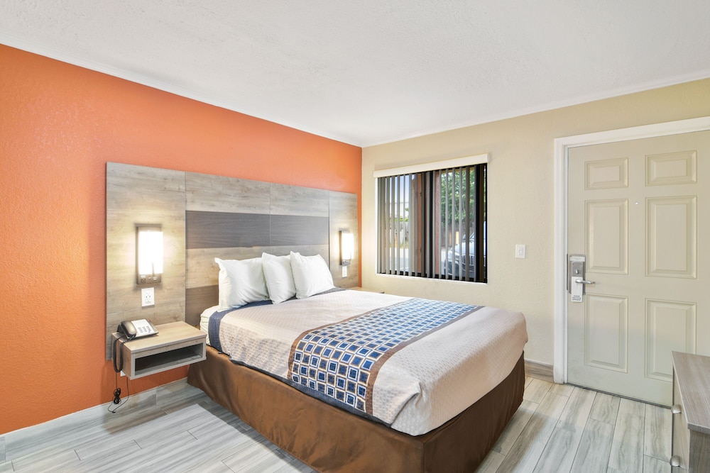 Deluxe Room, 1 King Bed, Refrigerator & Microwave, Beachside photo 1