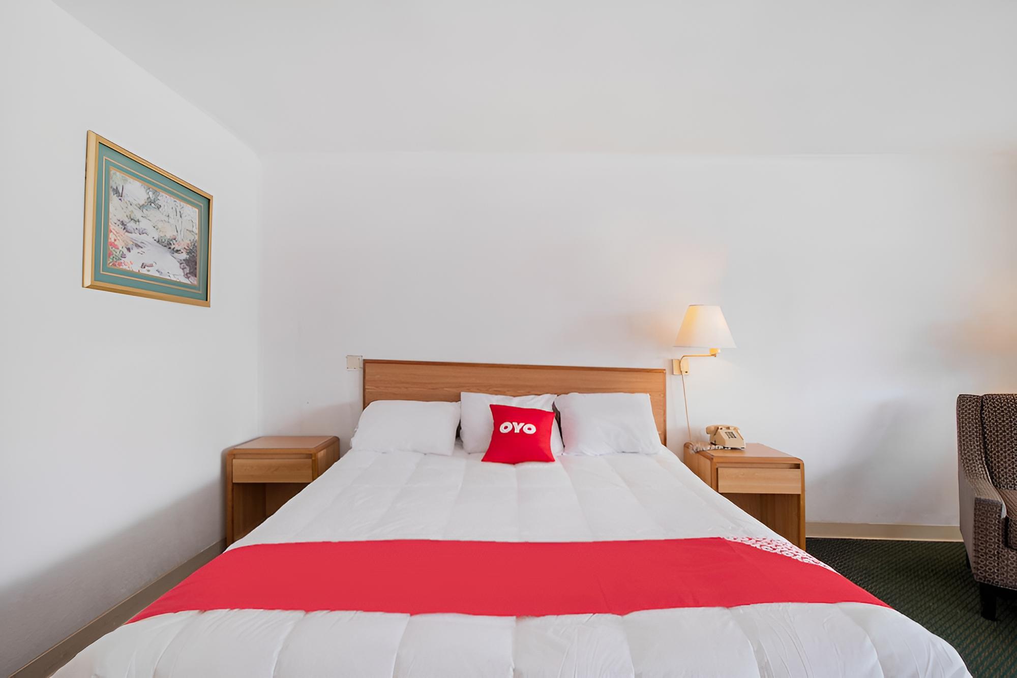 Room, 1 King Bed, Smoking photo 1