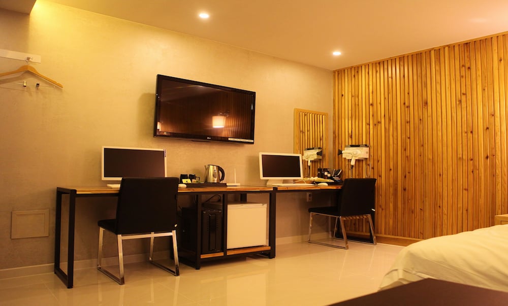 Suite (Modern) photo 2