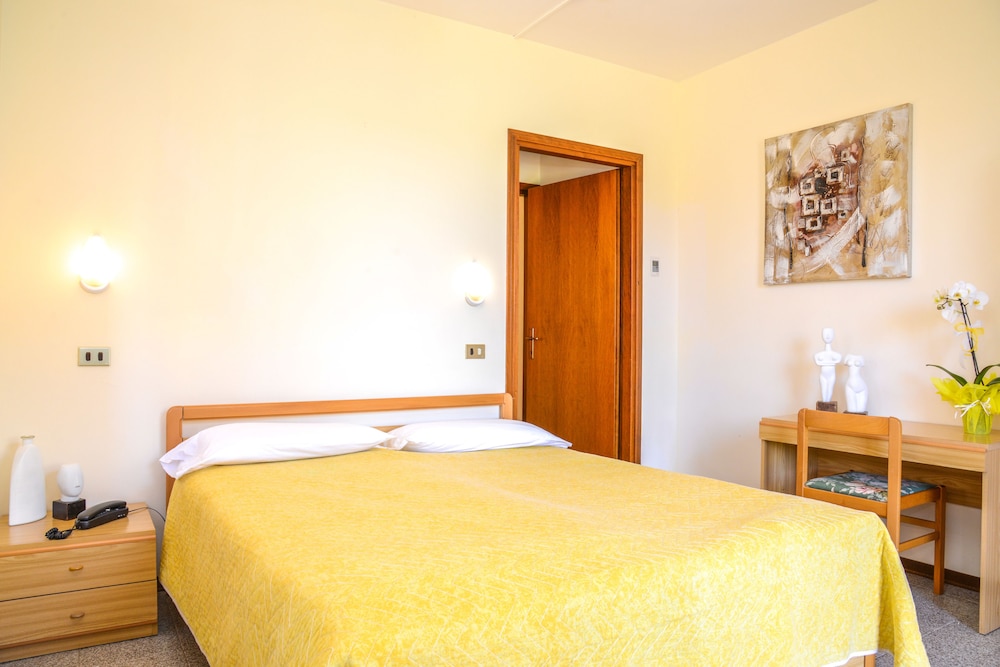 Quadruple Room - Photo 7