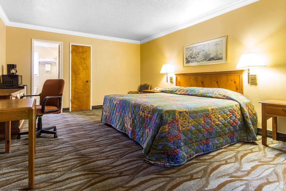 Standard Room, 1 King Bed, Non Smoking photo 1