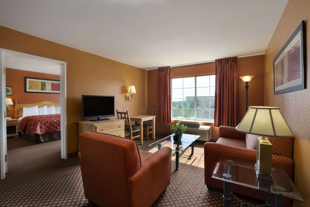 Deluxe Suite, 1 King Bed, Non Smoking (One Bedroom) photo 3