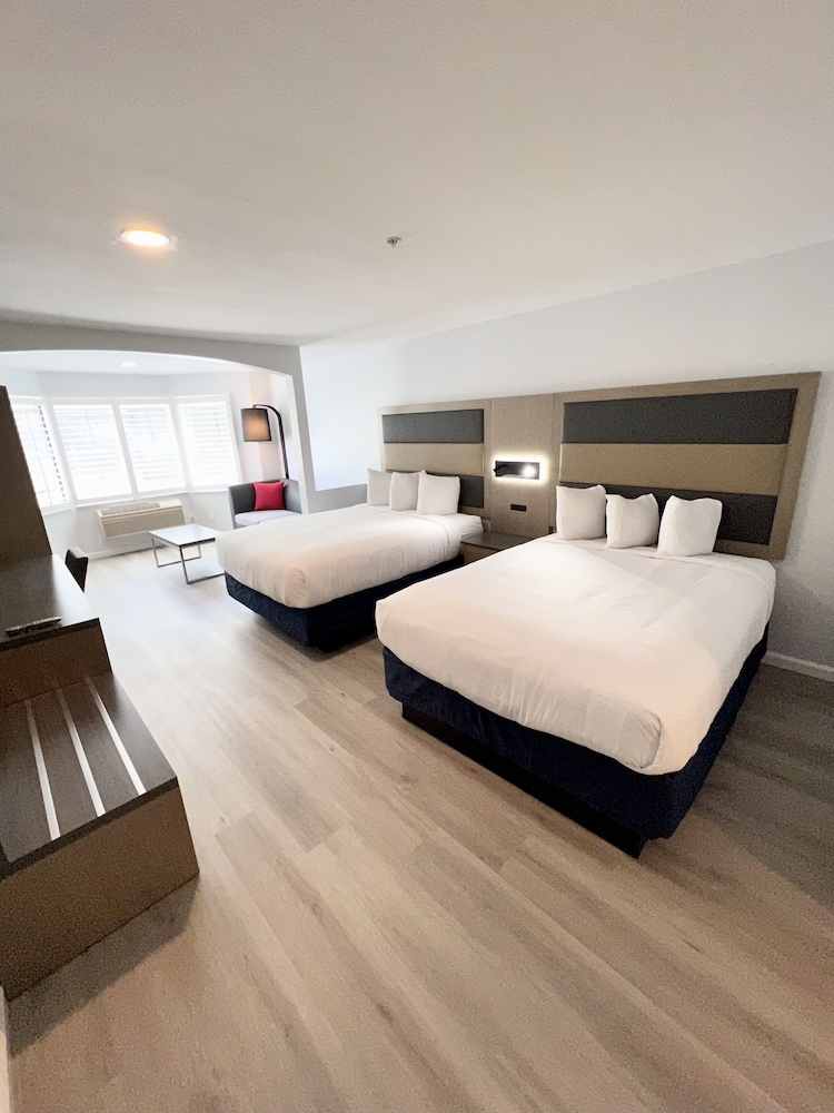 Business Room, 2 Queen Beds - Photo 2