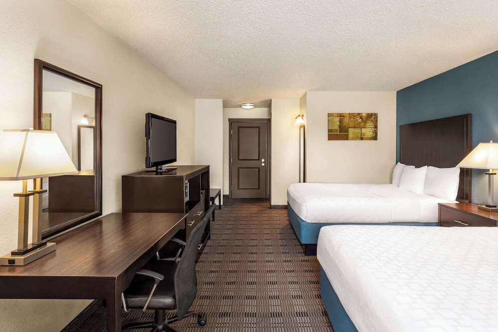 Deluxe Room, 2 Queen Beds, Accessible, Non Smoking (Mobility Accessible) - Photo 2