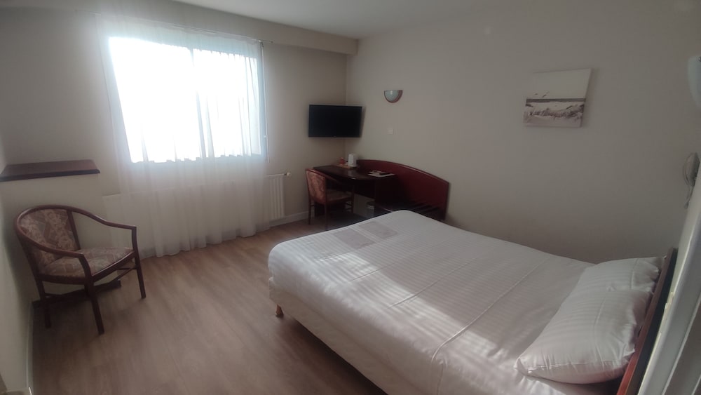 Chambre Double, baignoire / douche ,vue cour photo 1