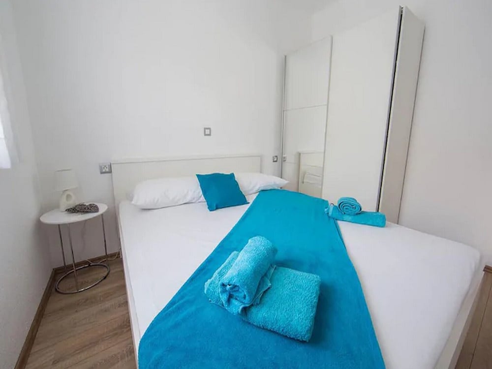 House (Nine Bedroom Holiday home with Swimmi)