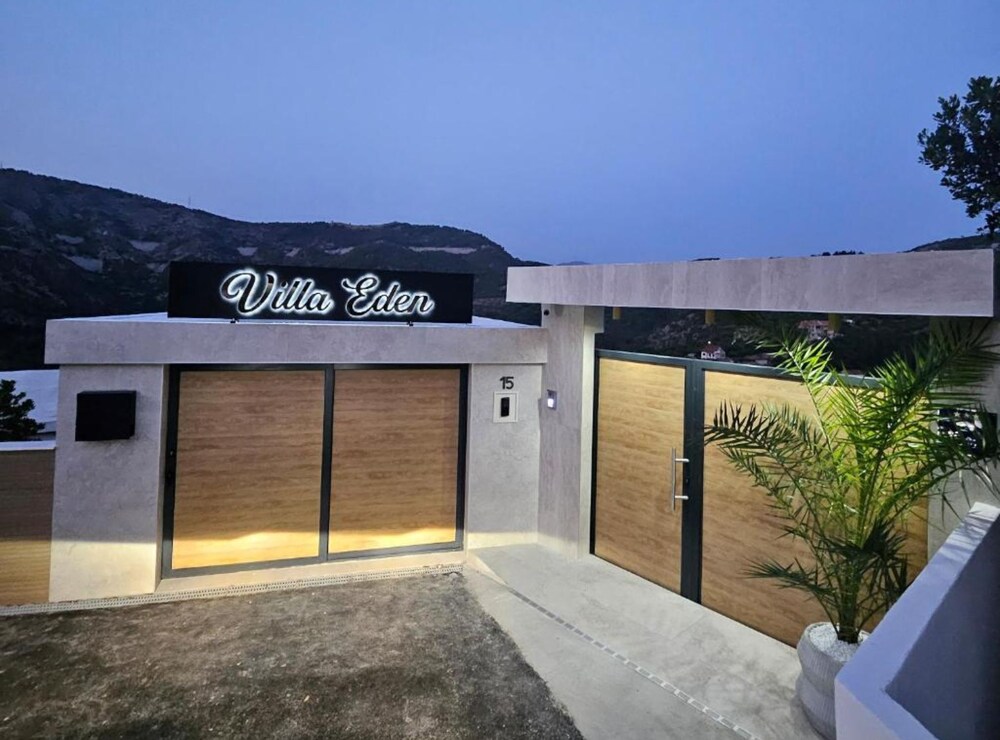 Villa (Six Bedroom Villa)